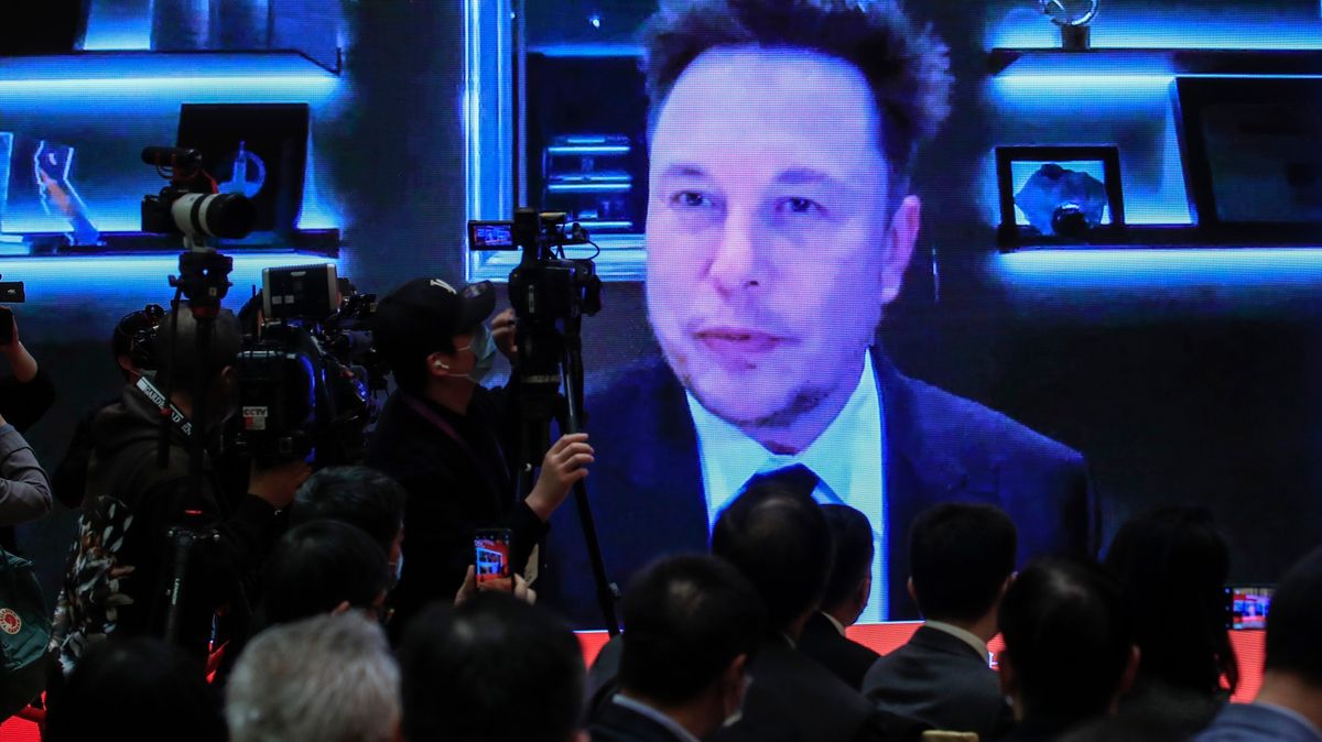 Vozy Tesla nikoho nesledují, brání se Musk po zákazu v Číně